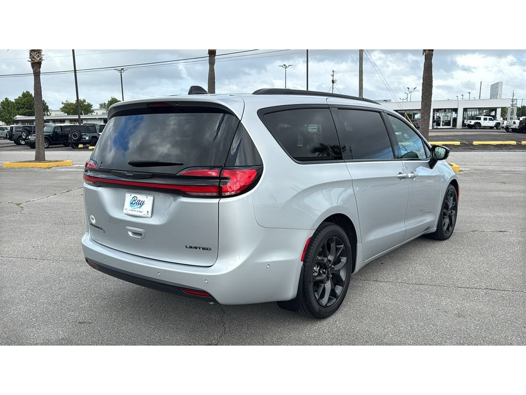 Used 2023 Chrysler Pacifica Limited w/ Uconnect Theater Family Group FWD image 5