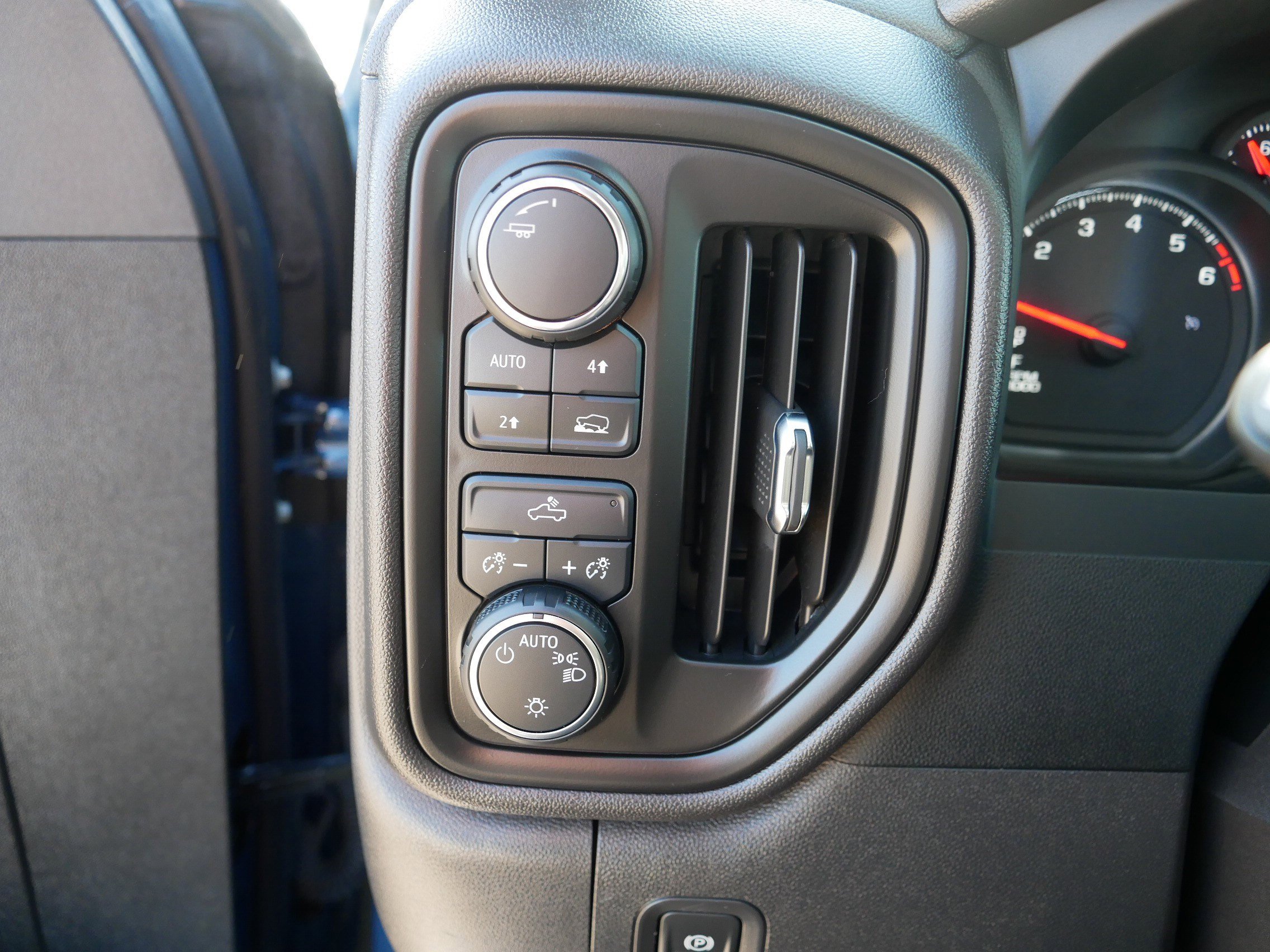 Used 2024 Chevrolet Silverado 1500 Custom image 26