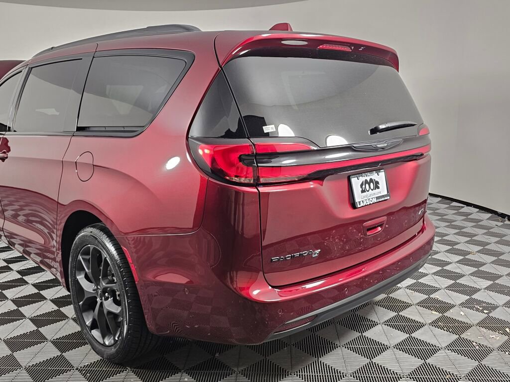 Used 2021 Chrysler Pacifica Touring-L w/ Uconnect Theater Family Group AWD/4WD image 13