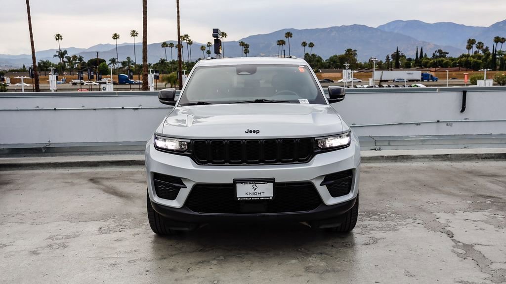 Used 2024 Jeep Grand Cherokee Altitude image 3