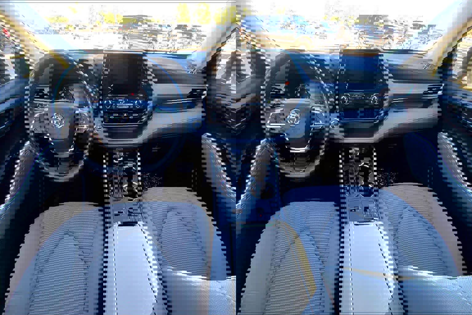 Used 2023 Toyota Highlander LE image 14