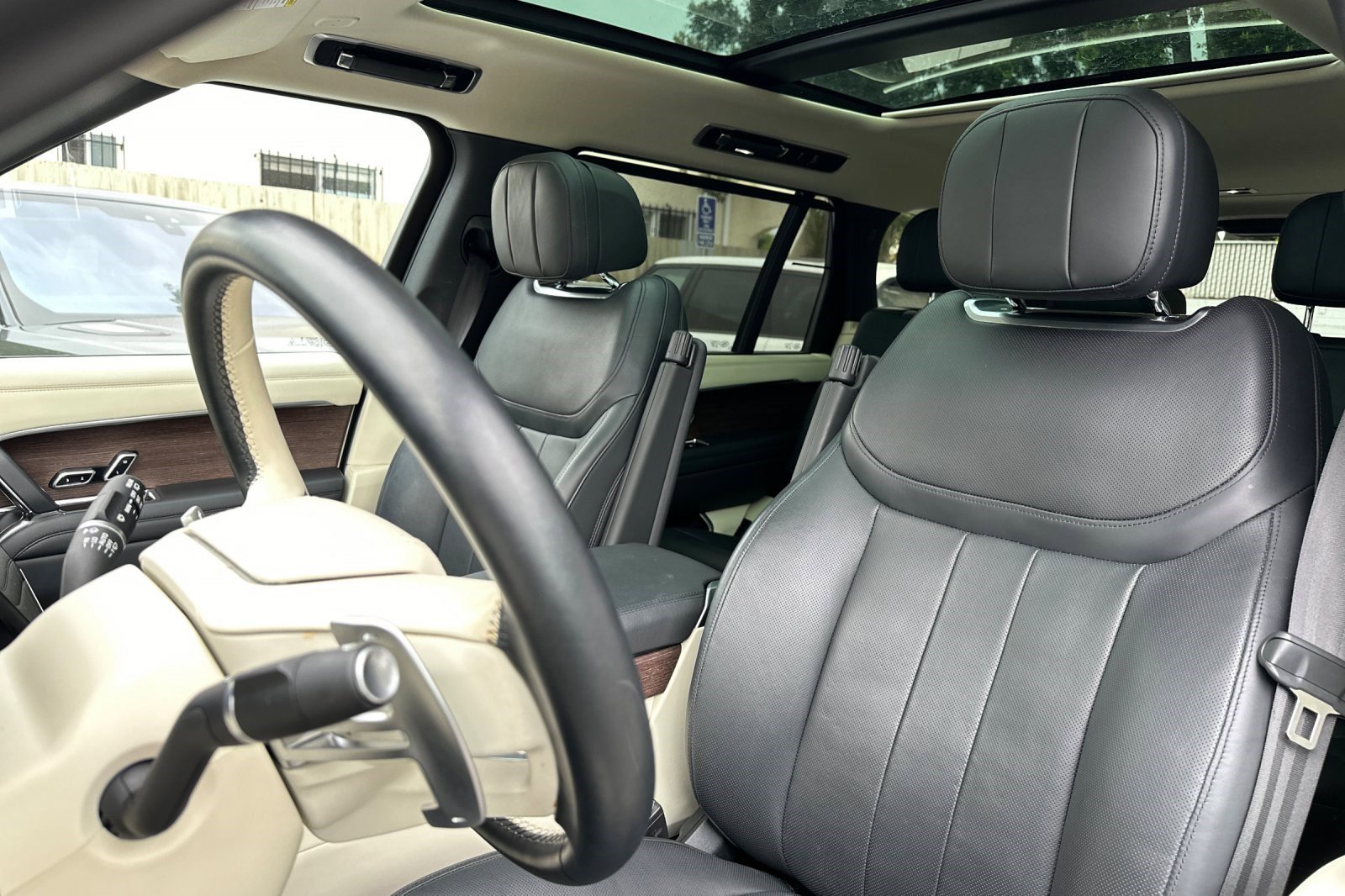 Used 2023 Land Rover Range Rover Long Wheelbase SE image 6