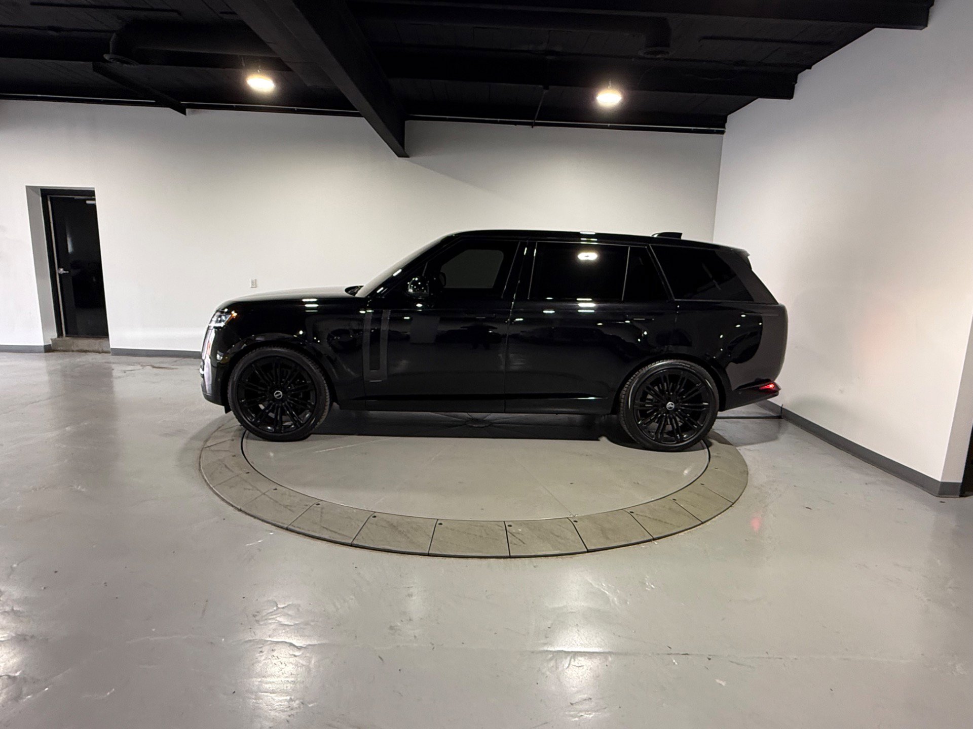 Used 2023 Land Rover Range Rover Long Wheelbase SE AWD/4WD image 11