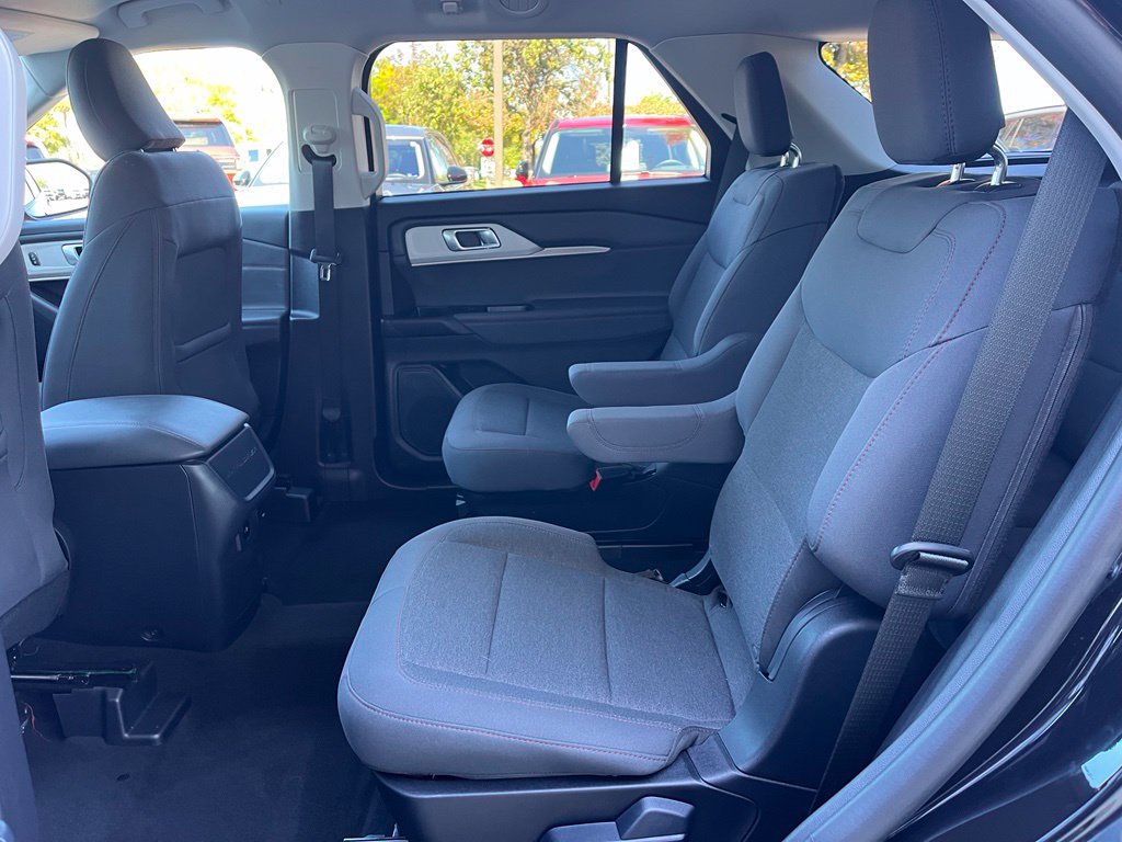 Used 2025 Ford Explorer Active AWD/4WD image 12