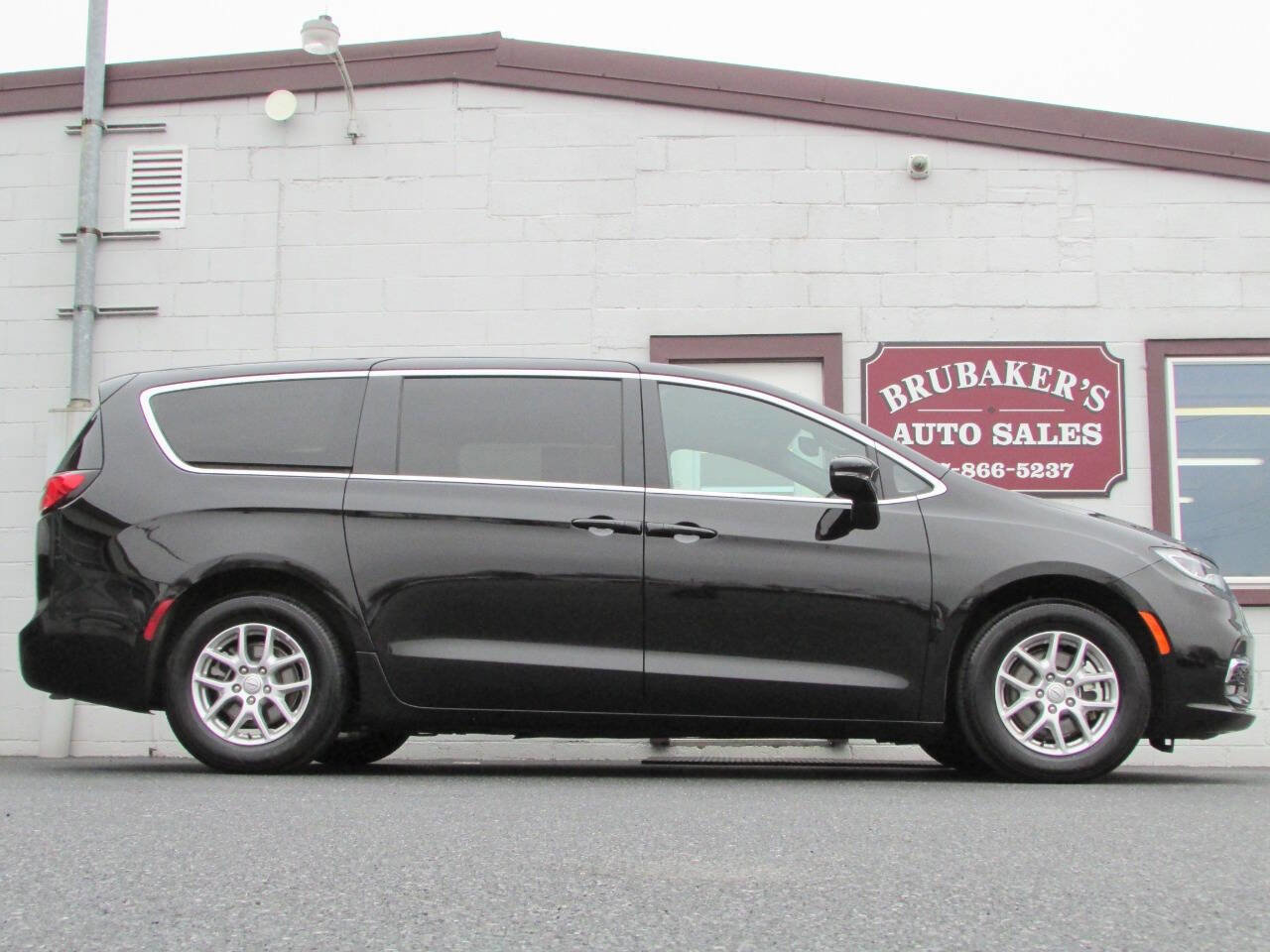 Used 2025 Chrysler Pacifica Select FWD image 1