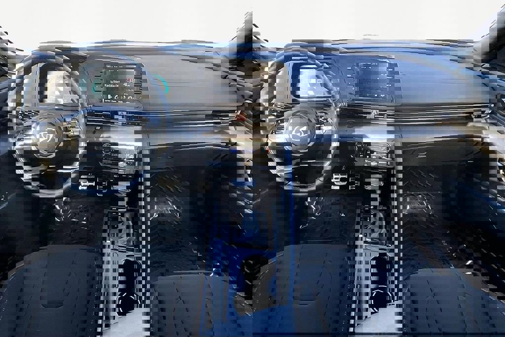 Used 2025 Hyundai Elantra Sport image 16