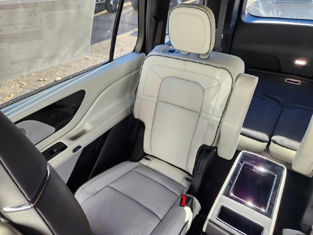 New 2026 Lincoln Aviator Black Label w/ Jet Appearance Package AWD/4WD image 13