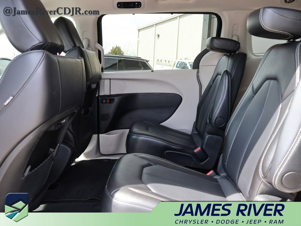Used 2024 Chrysler Pacifica Touring-L image 17