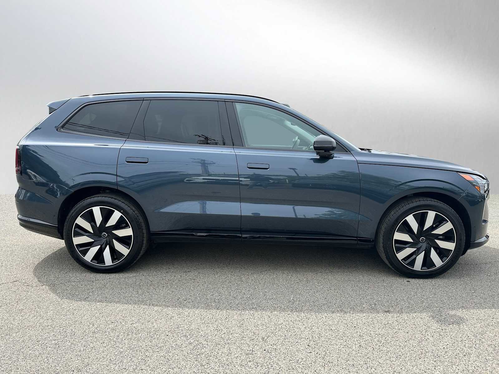 Used 2025 Volvo EX90 Plus w/ Protection Package Premier AWD/4WD image 2