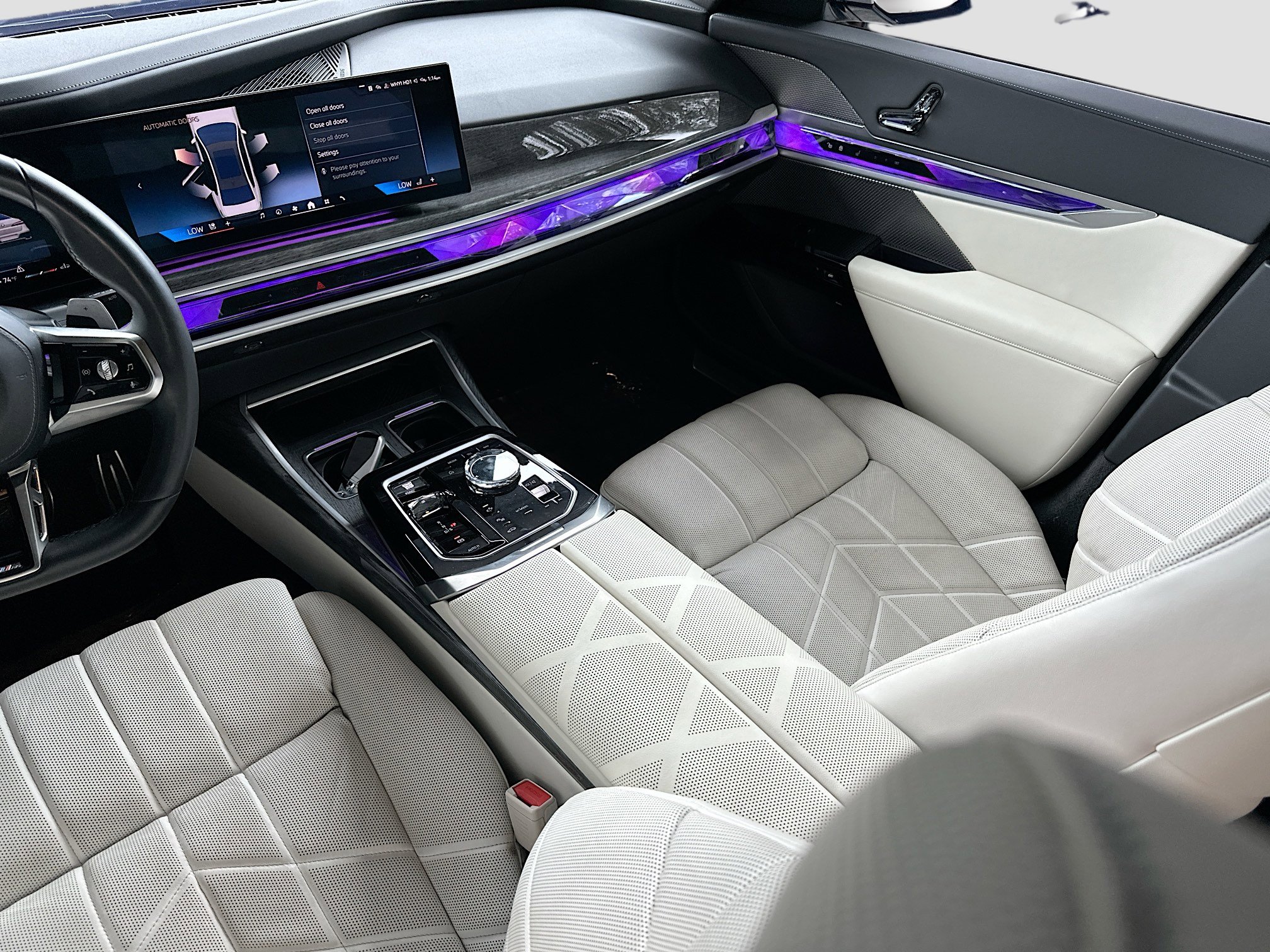 Used 2023 BMW 740i w/ Executive Package image 25