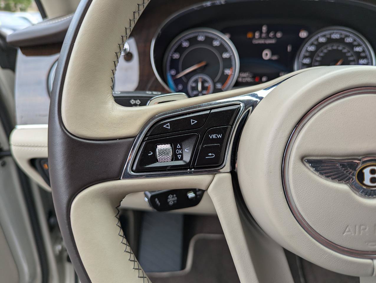 Used 2020 Bentley Bentayga AWD/4WD image 16