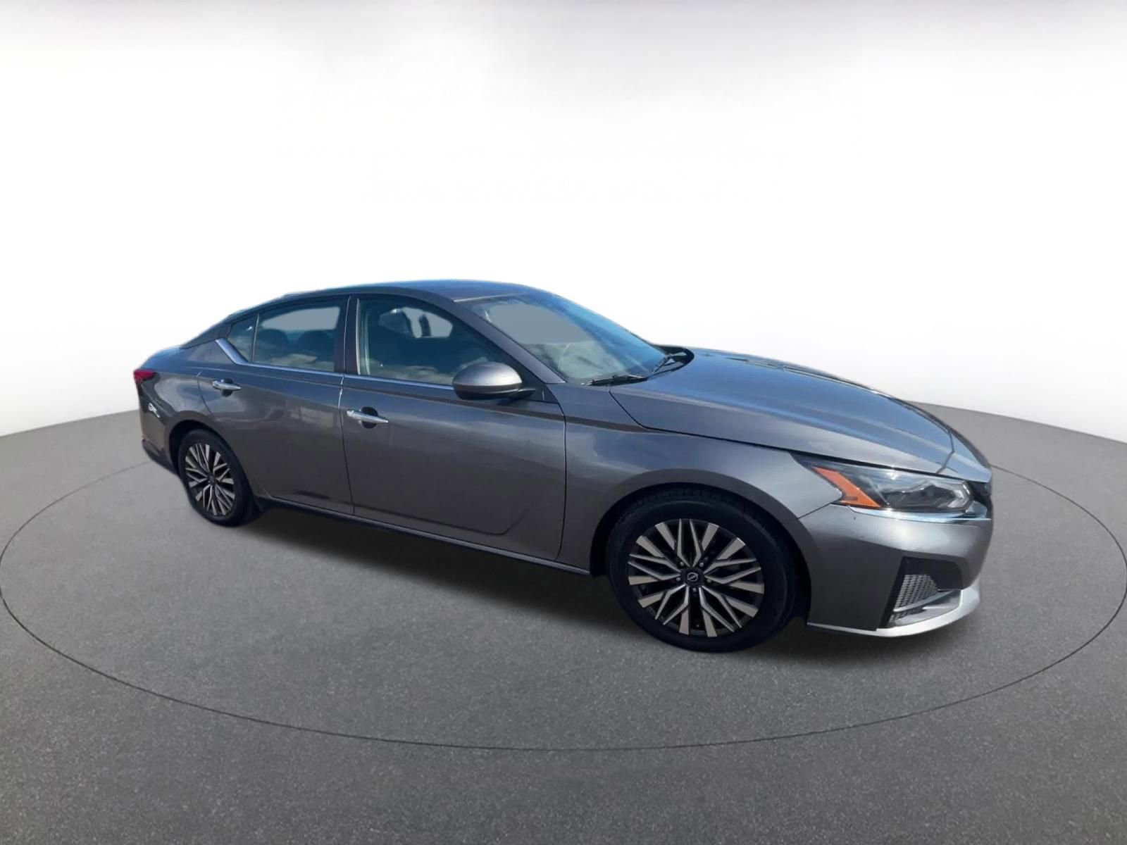 Used 2023 Nissan Altima 2.5 SV FWD image 2