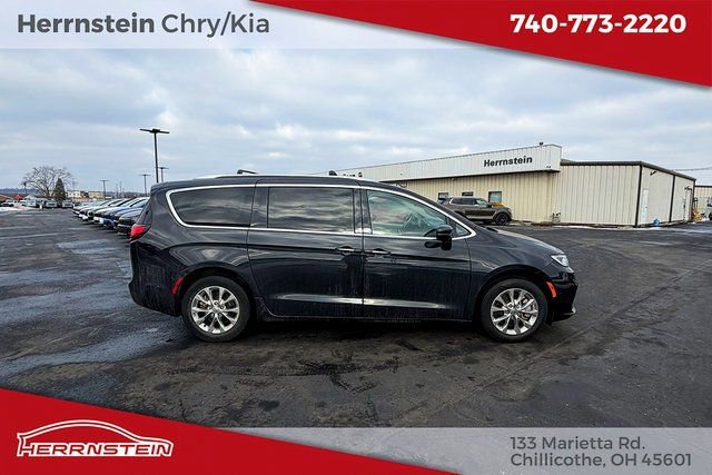 Used 2021 Chrysler Pacifica Touring-L image 29