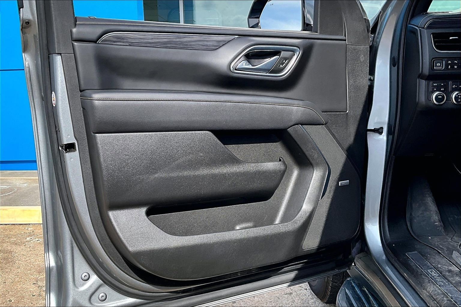 Used 2023 GMC Yukon SLT w/ SLT Luxury Package image 16