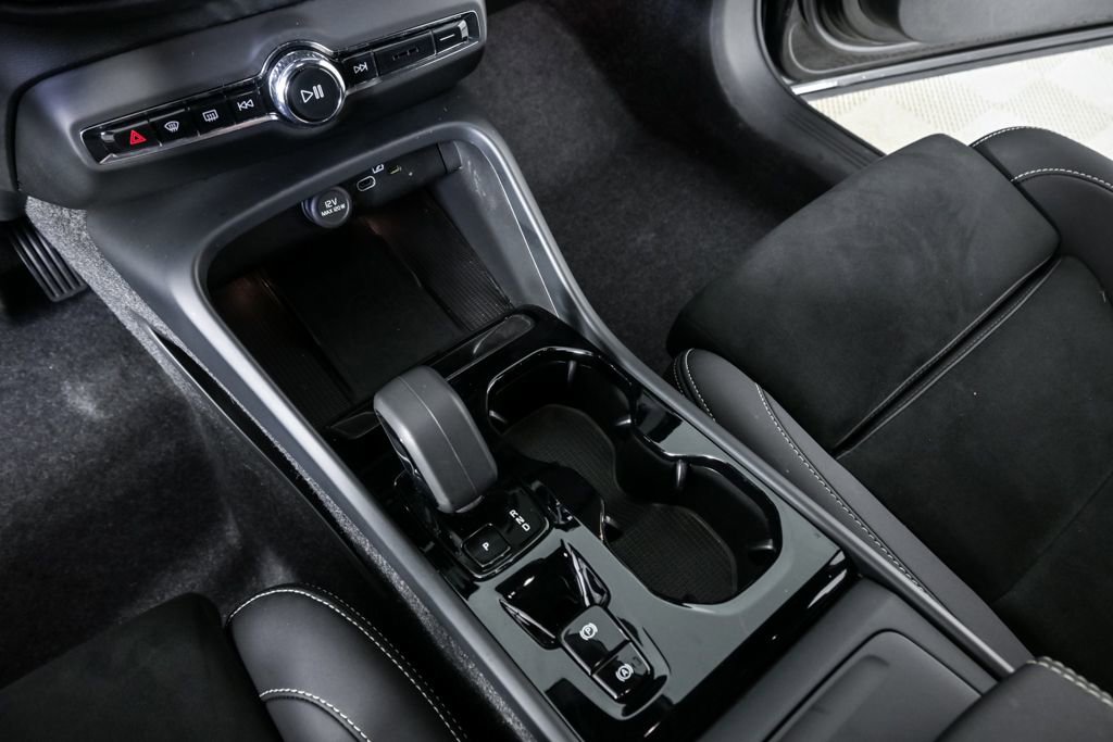 Certified 2025 Volvo XC40 B5 Plus image 18