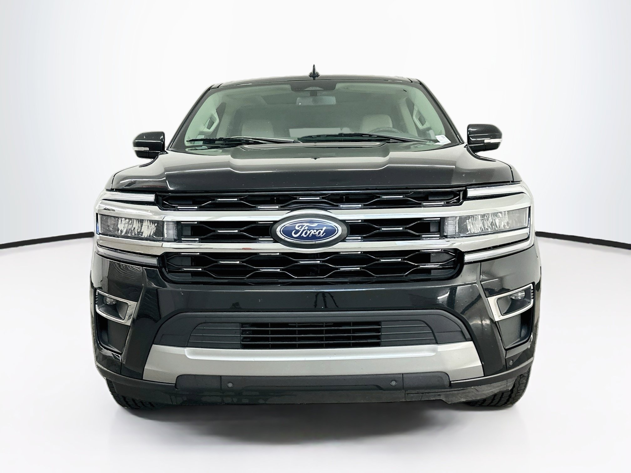 Used 2024 Ford Expedition Limited AWD/4WD image 2