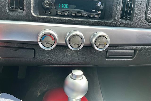 Used 2004 Chevrolet SSR w/ Preferred Equipment Group image 26