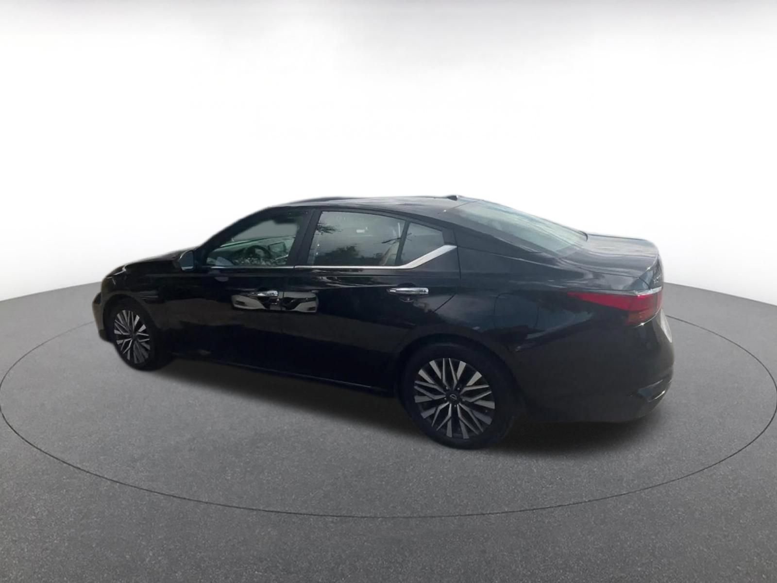 Used 2025 Nissan Altima 2.5 SV FWD image 11