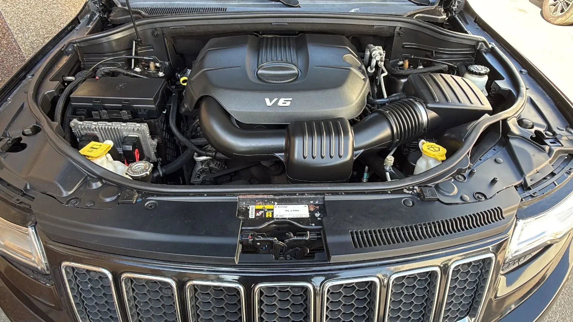 Used 2015 Jeep Grand Cherokee Overland w/ Advanced Technology Group AWD/4WD image 23