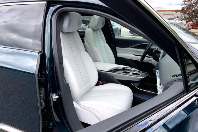Used 2024 Cadillac Lyriq Luxury AWD/4WD image 6