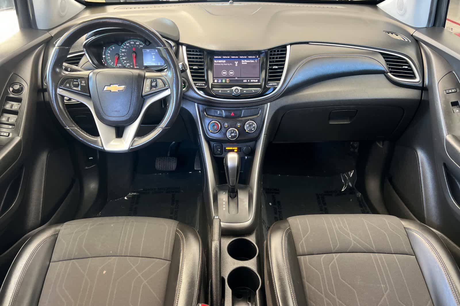 Used 2022 Chevrolet Trax LT w/ LT Convenience Package FWD image 3