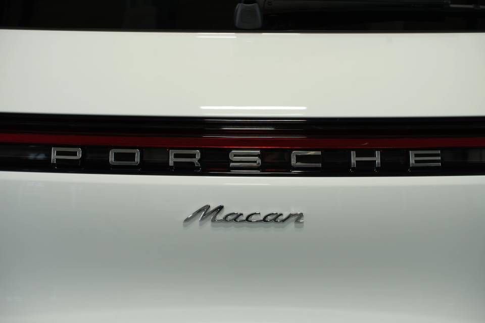 Certified 2025 Porsche Macan AWD/4WD image 38
