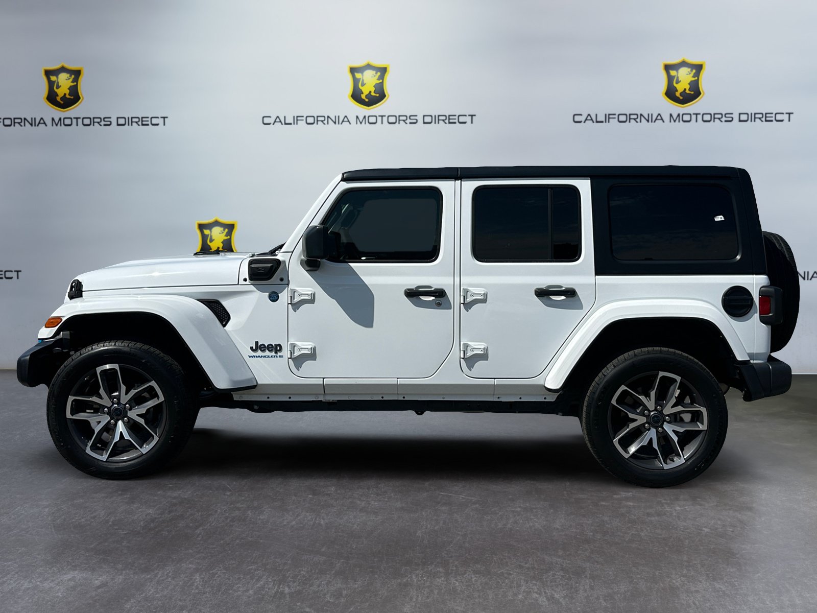 Used 2024 Jeep Wrangler Unlimited AWD/4WD image 2