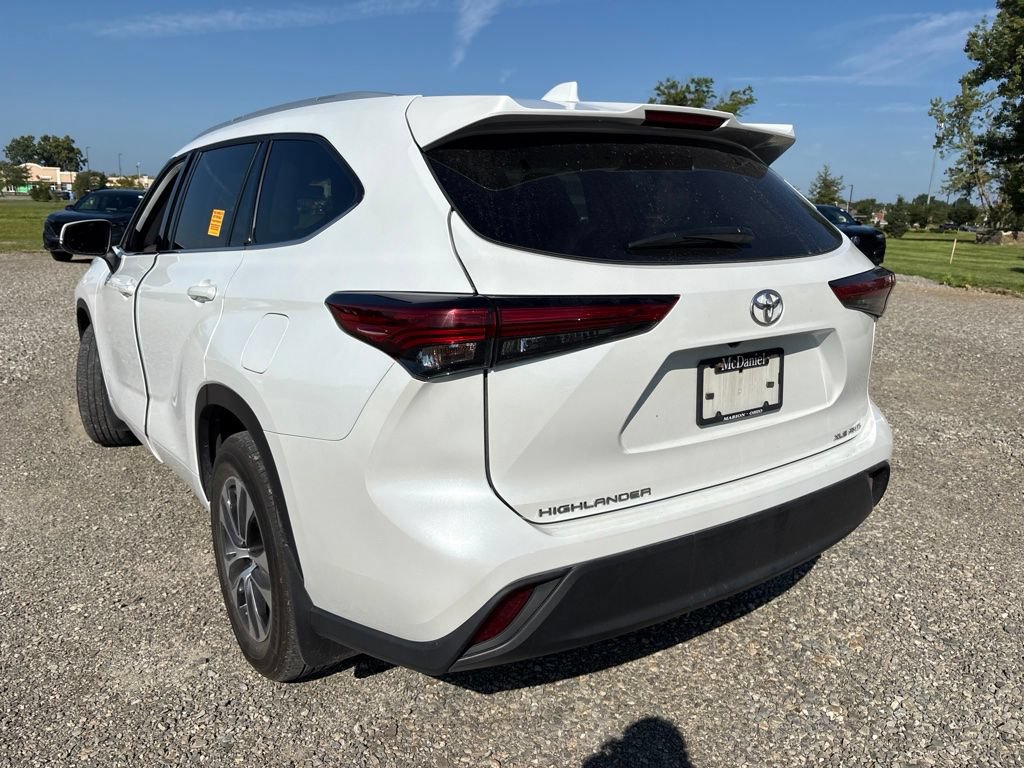 Used 2022 Toyota Highlander XLE AWD/4WD image 6