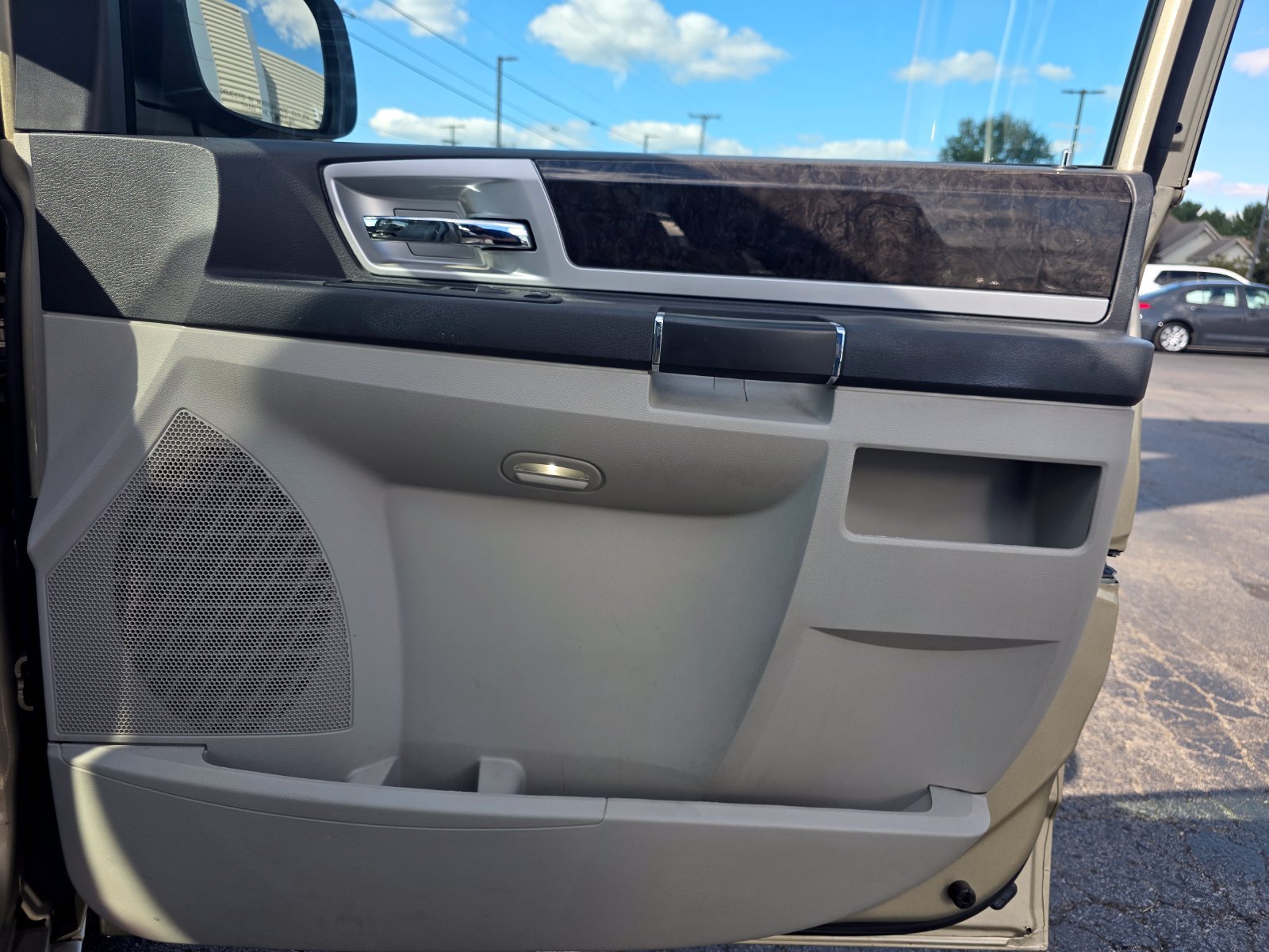 Used 2010 Dodge Grand Caravan SXT FWD image 22