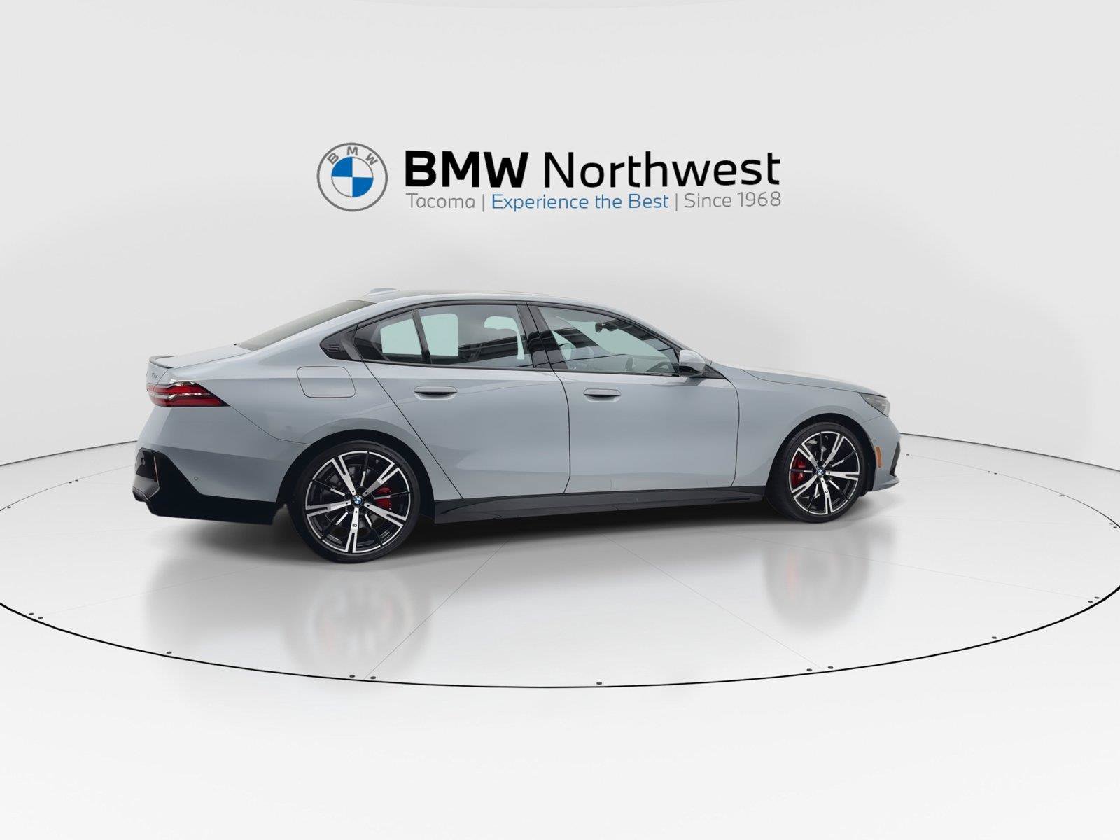 Used 2026 BMW 530i xDrive w/ M Sport Package AWD/4WD image 4