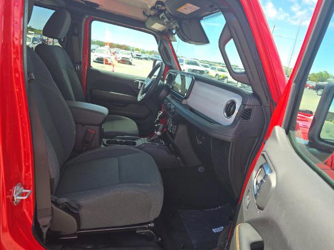 Used 2025 Jeep Wrangler Unlimited Sahara w/ Safety Group image 16