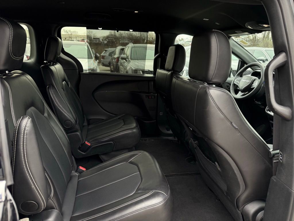 Used 2025 Chrysler Pacifica Select FWD image 15