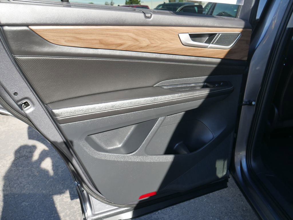 Used 2025 Volkswagen Atlas SE image 14