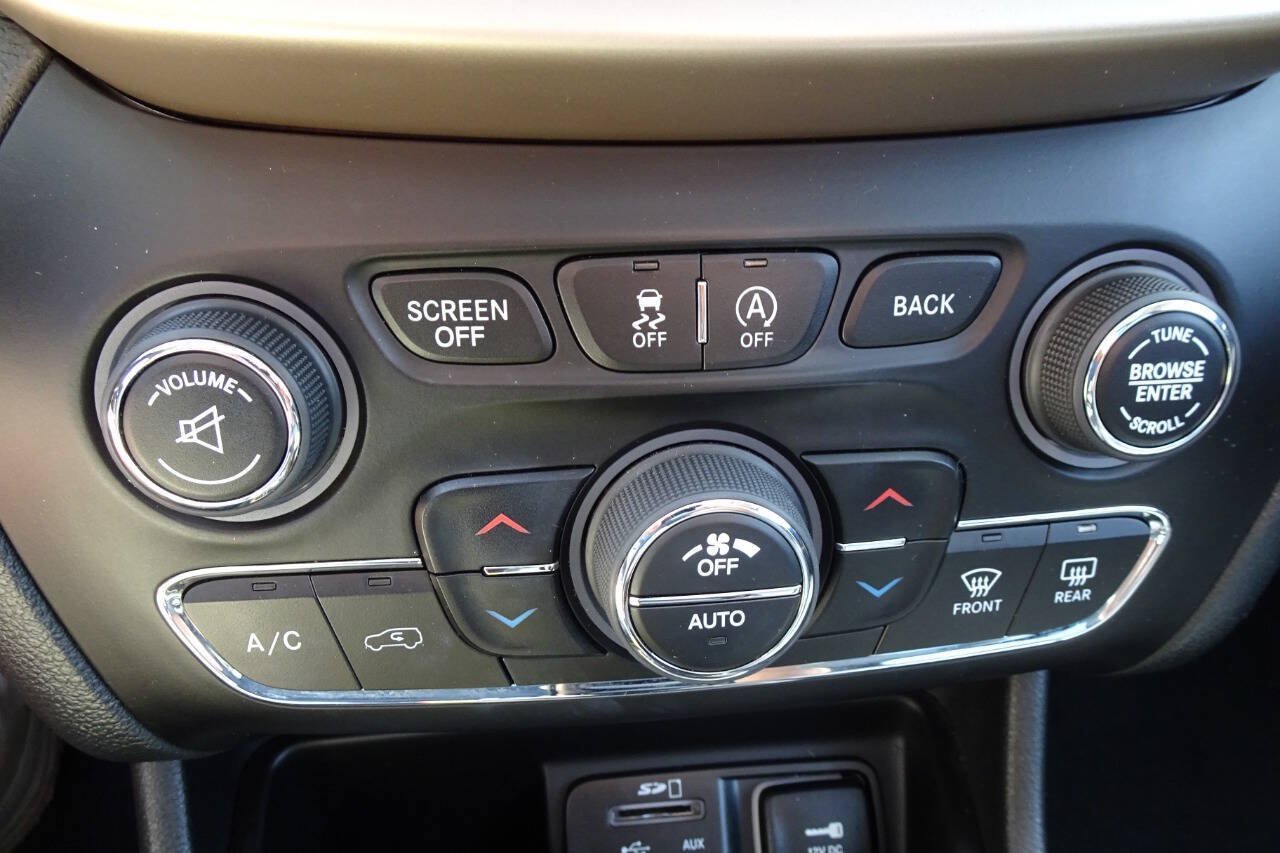 Used 2017 Jeep Cherokee Limited AWD/4WD image 24