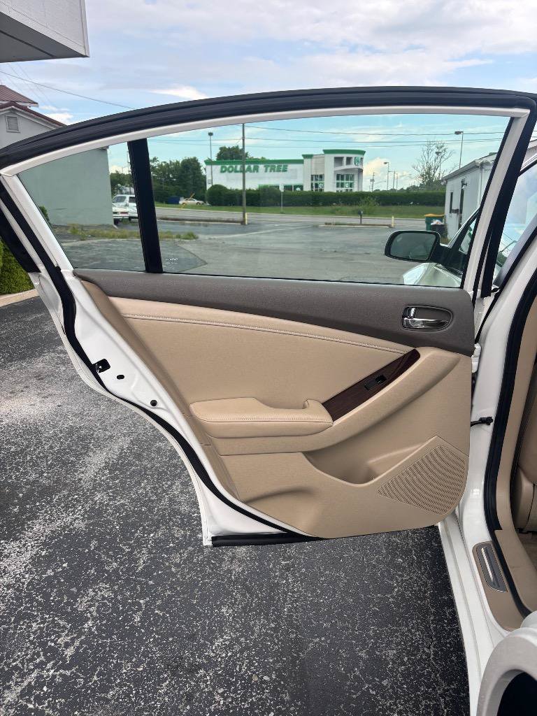 Used 2011 Nissan Altima 2.5 SL w/ 2.5SL Pkg FWD image 24