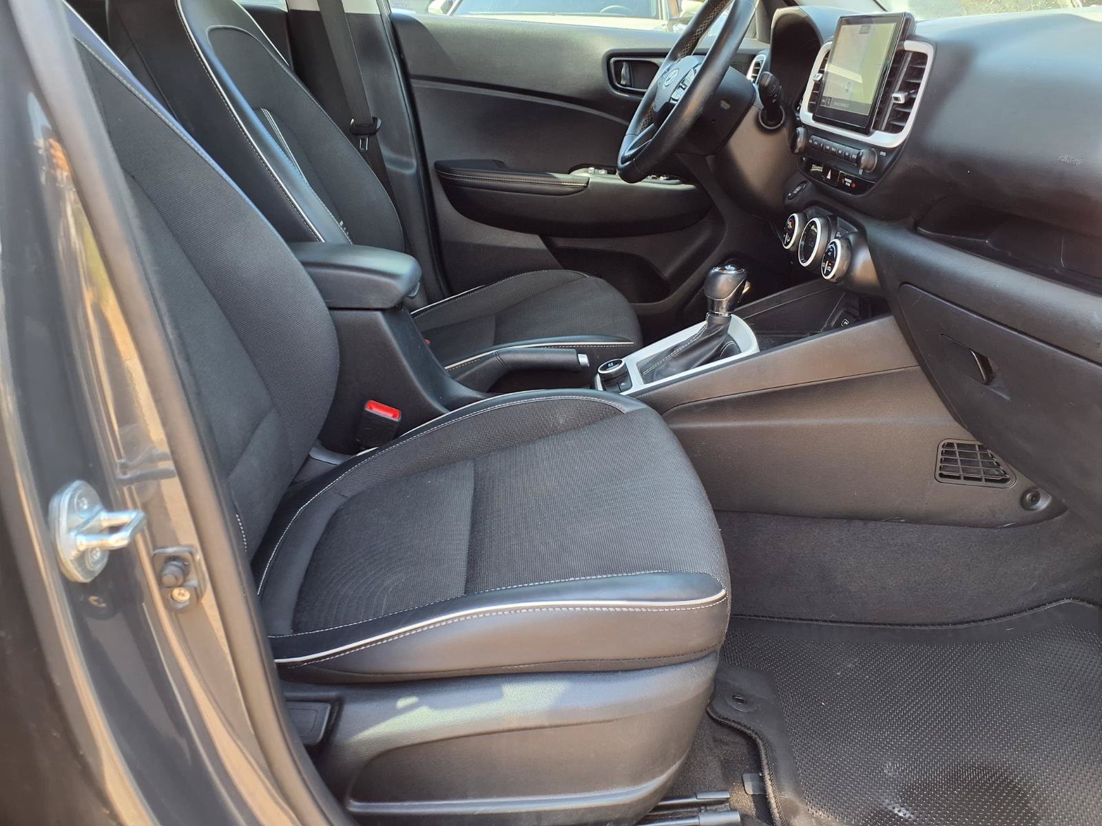 Used 2023 Hyundai Venue Limited w/ Cargo Package FWD image 11