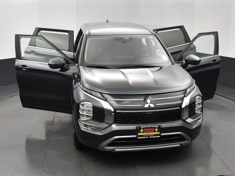 Used 2025 Mitsubishi Outlander SE image 10