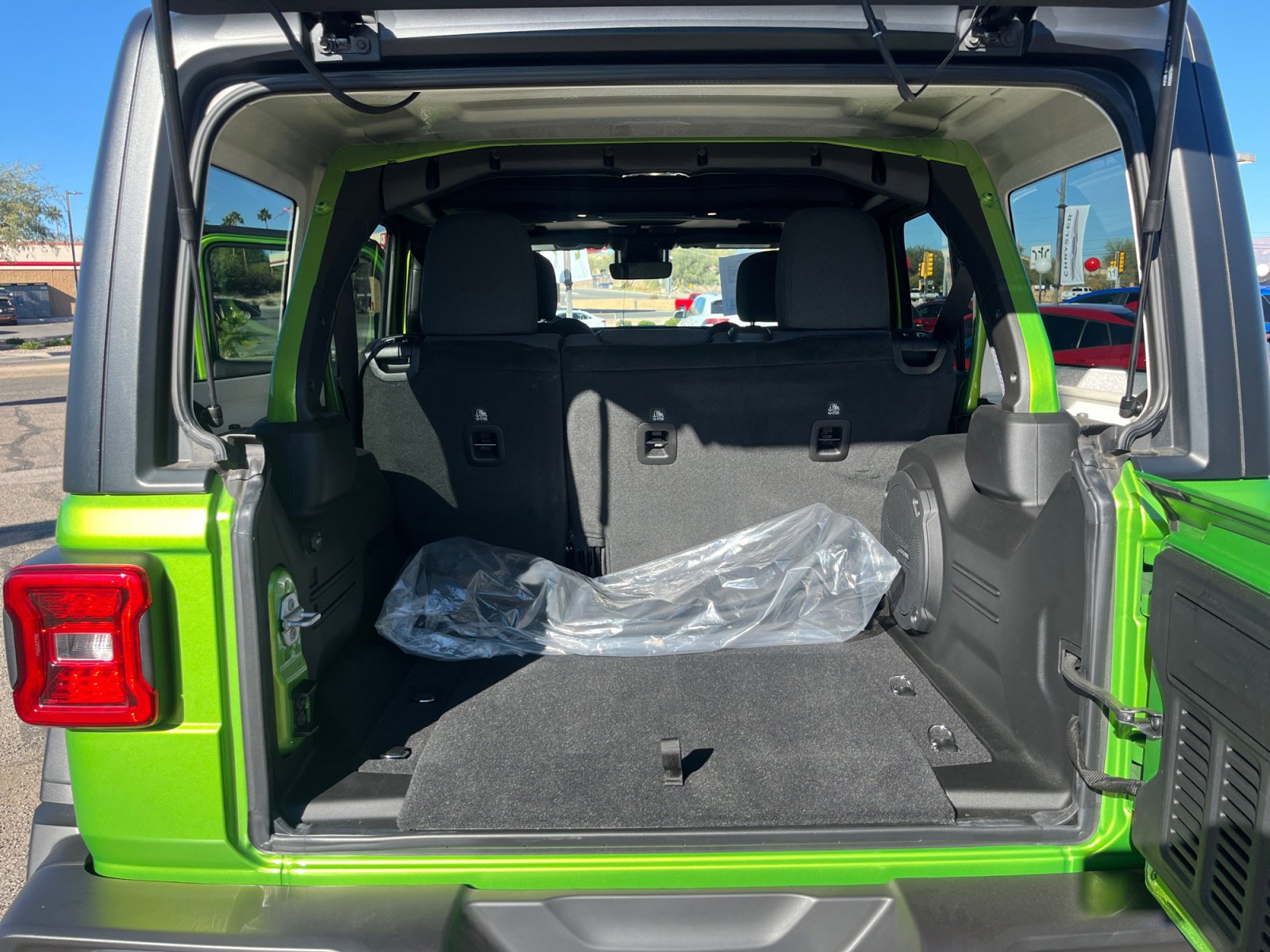 Used 2025 Jeep Wrangler Unlimited Rubicon w/ Technology Group image 34