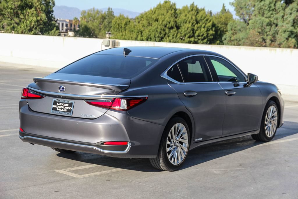 Used 2020 Lexus ES 300h w/ Accessory Package FWD image 4