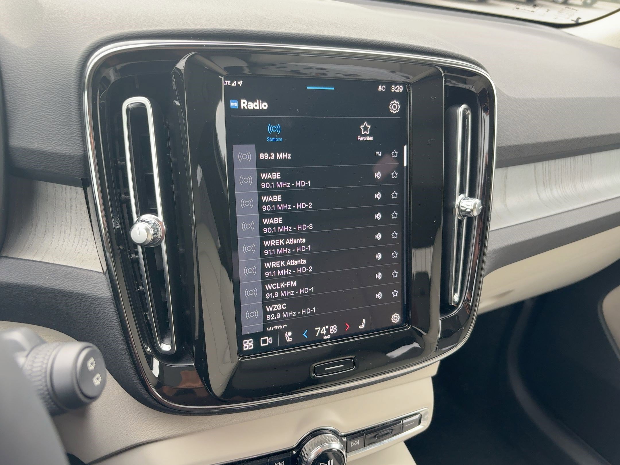 Used 2024 Volvo XC40 B5 Plus w/ Climate Package image 23