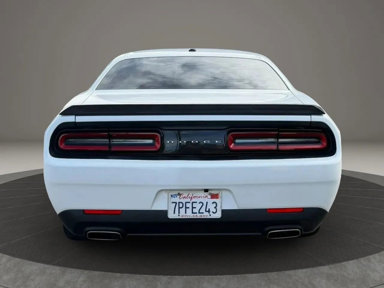 Used 2015 Dodge Challenger SXT RWD image 7