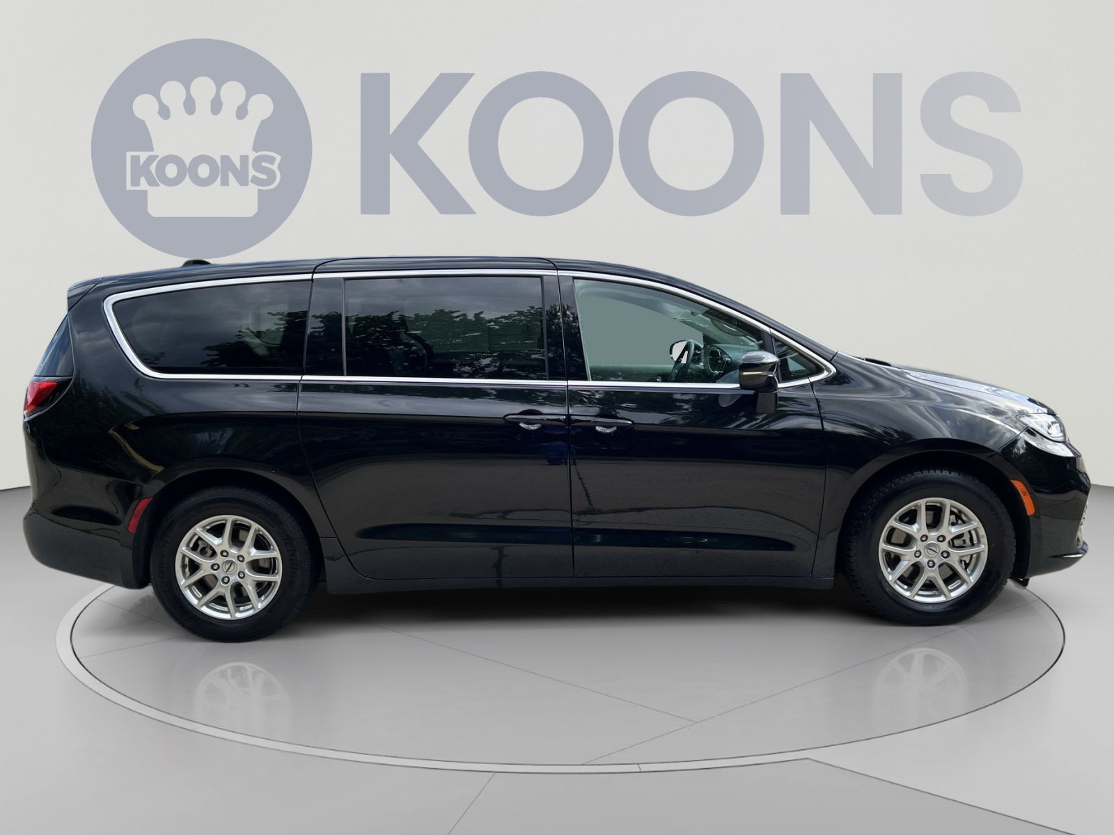 Used 2024 Chrysler Pacifica Touring-L FWD image 8