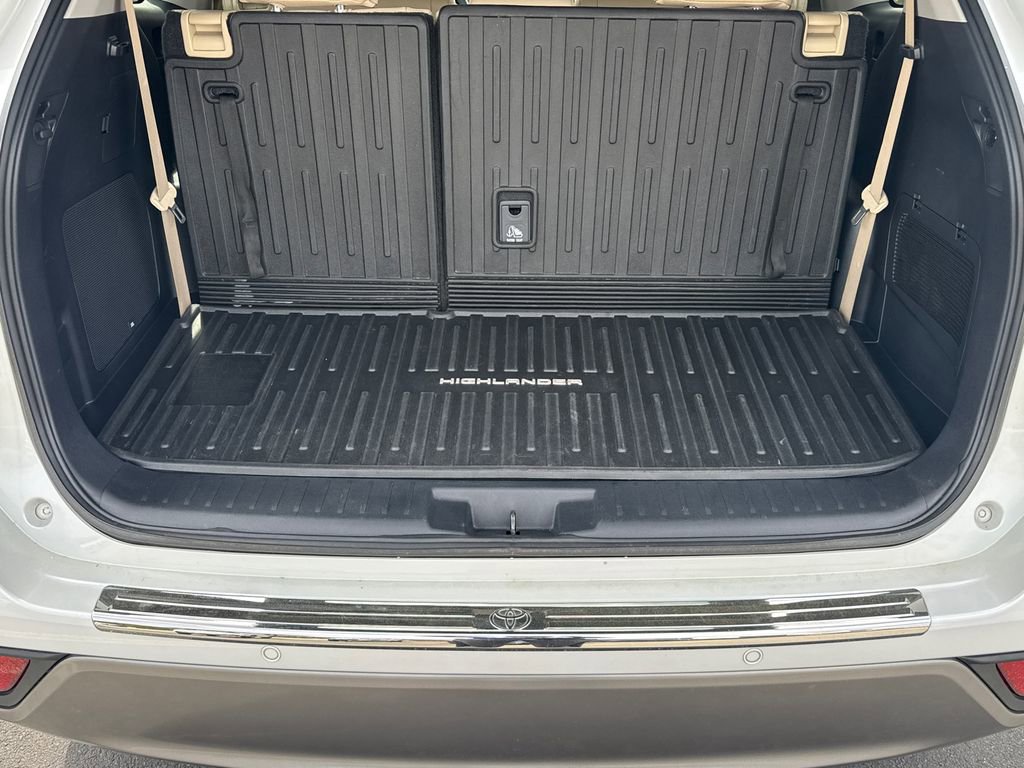 Used 2024 Toyota Highlander Platinum image 18