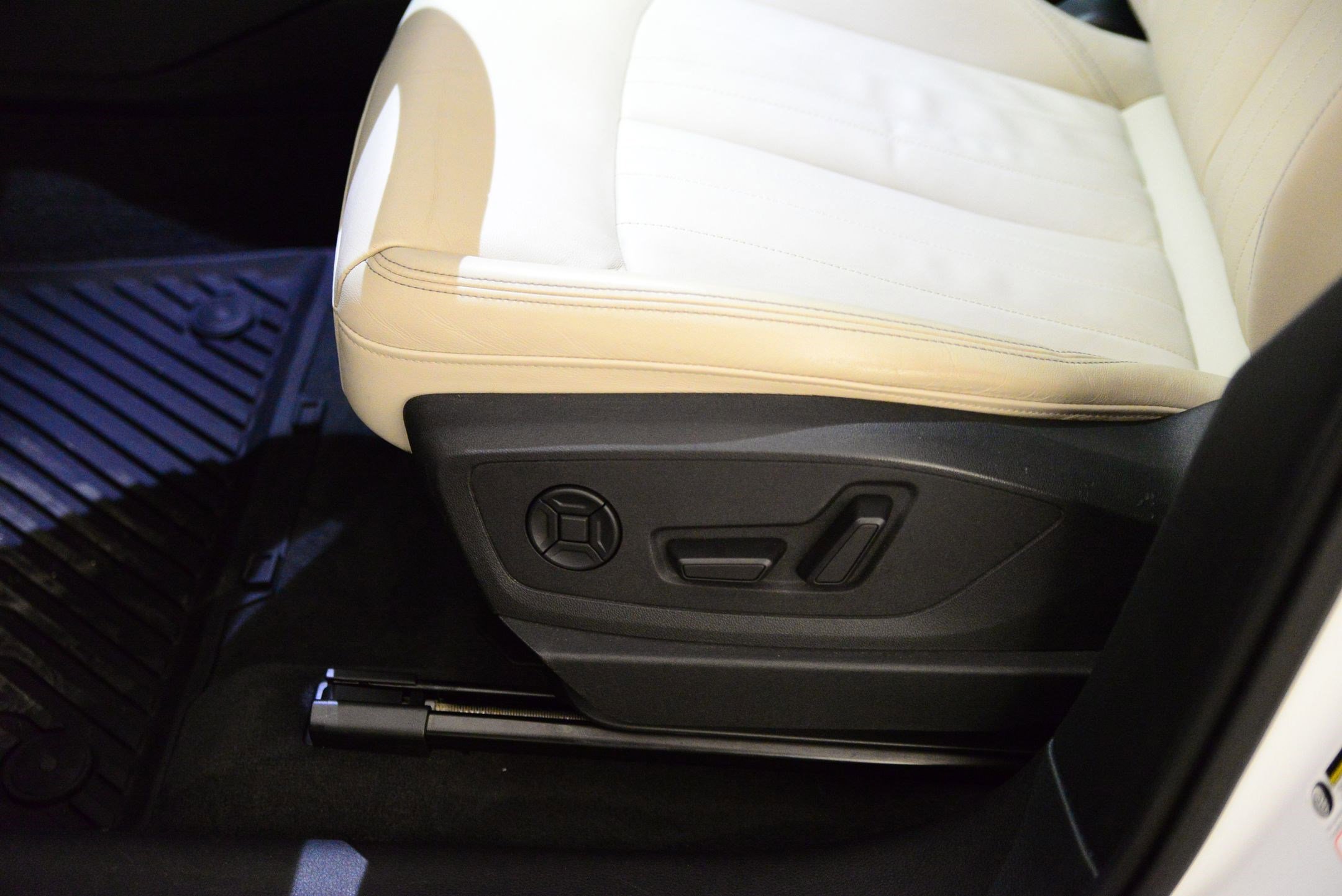 Certified 2024 Audi Q8 e-tron Premium image 25