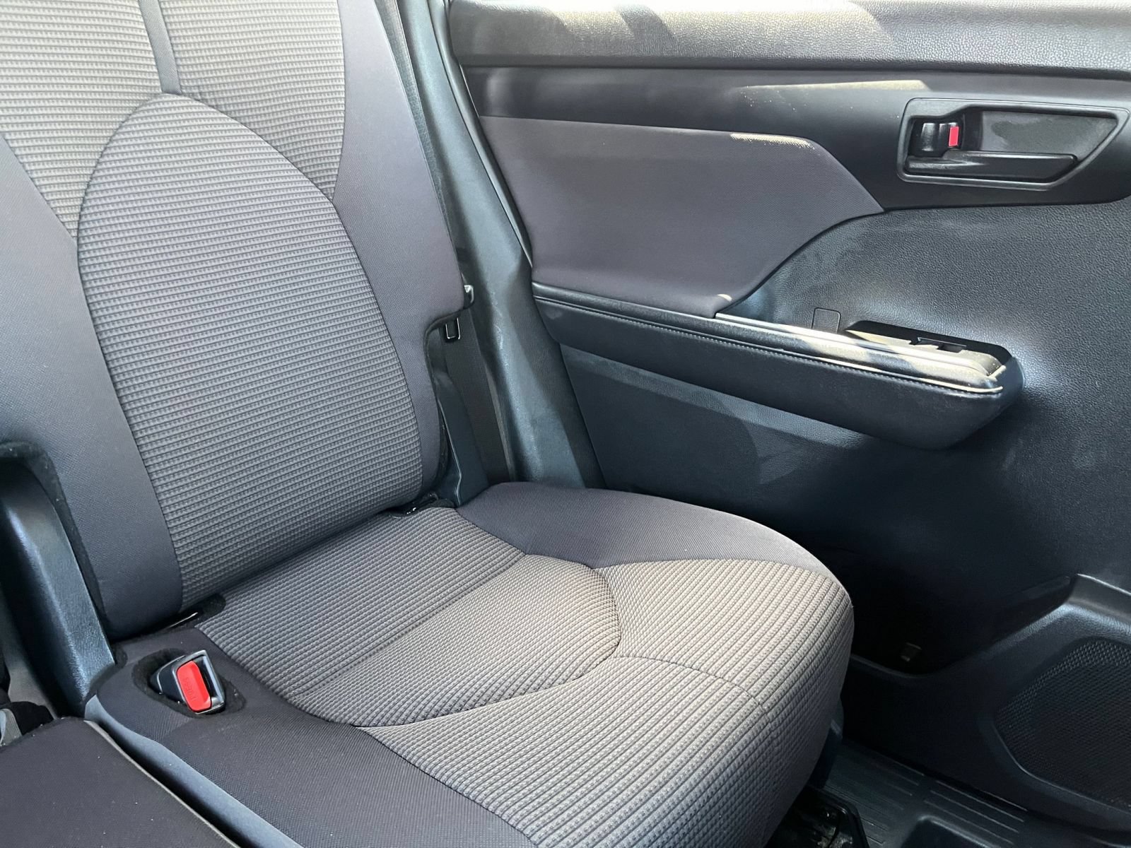 Used 2025 Toyota Highlander LE FWD image 41