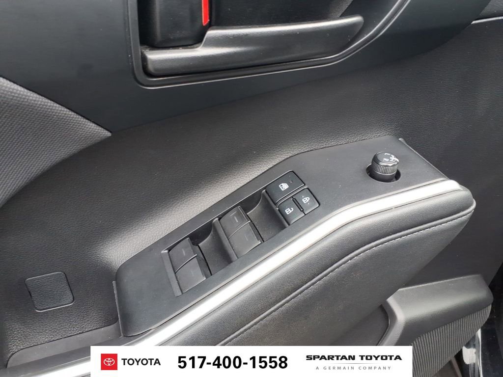 Used 2022 Toyota Highlander LE AWD/4WD image 16