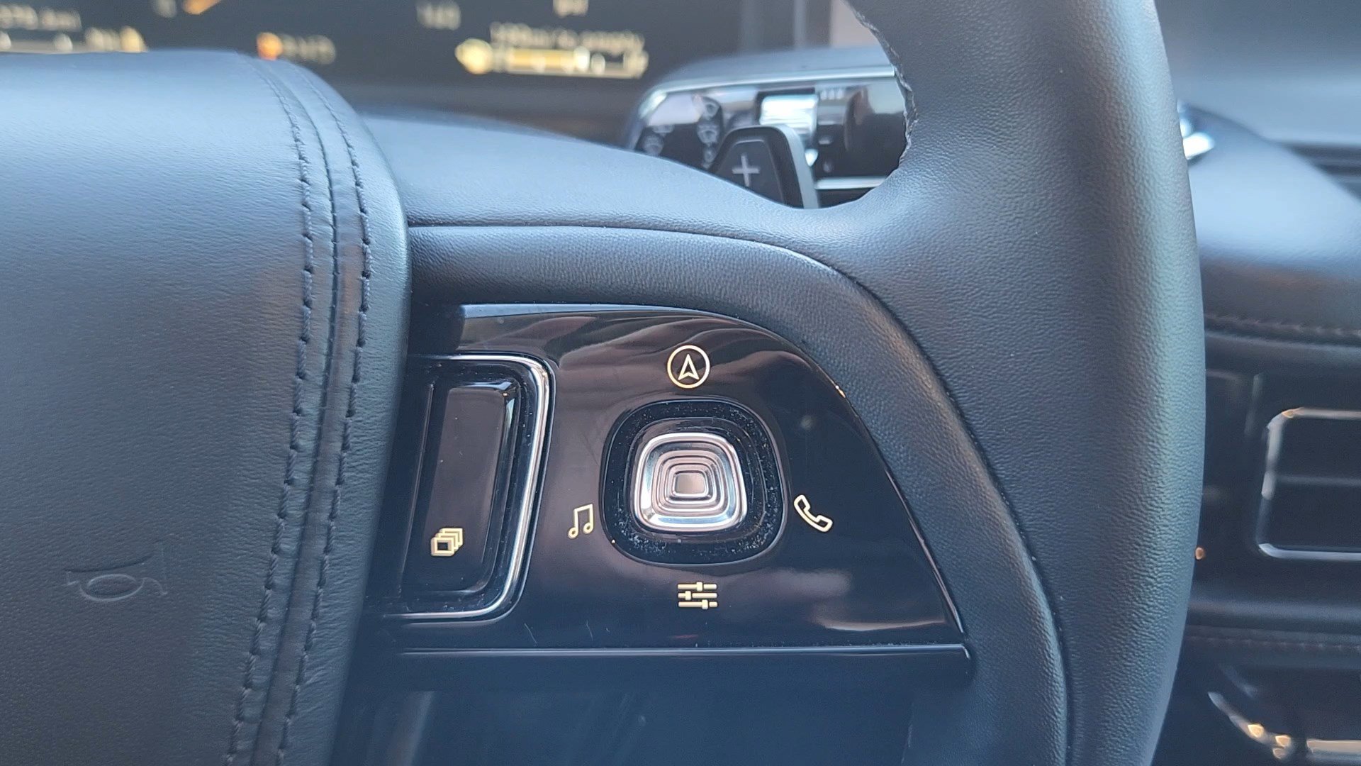 Used 2024 Lincoln Aviator AWD w/ Premium Package image 13