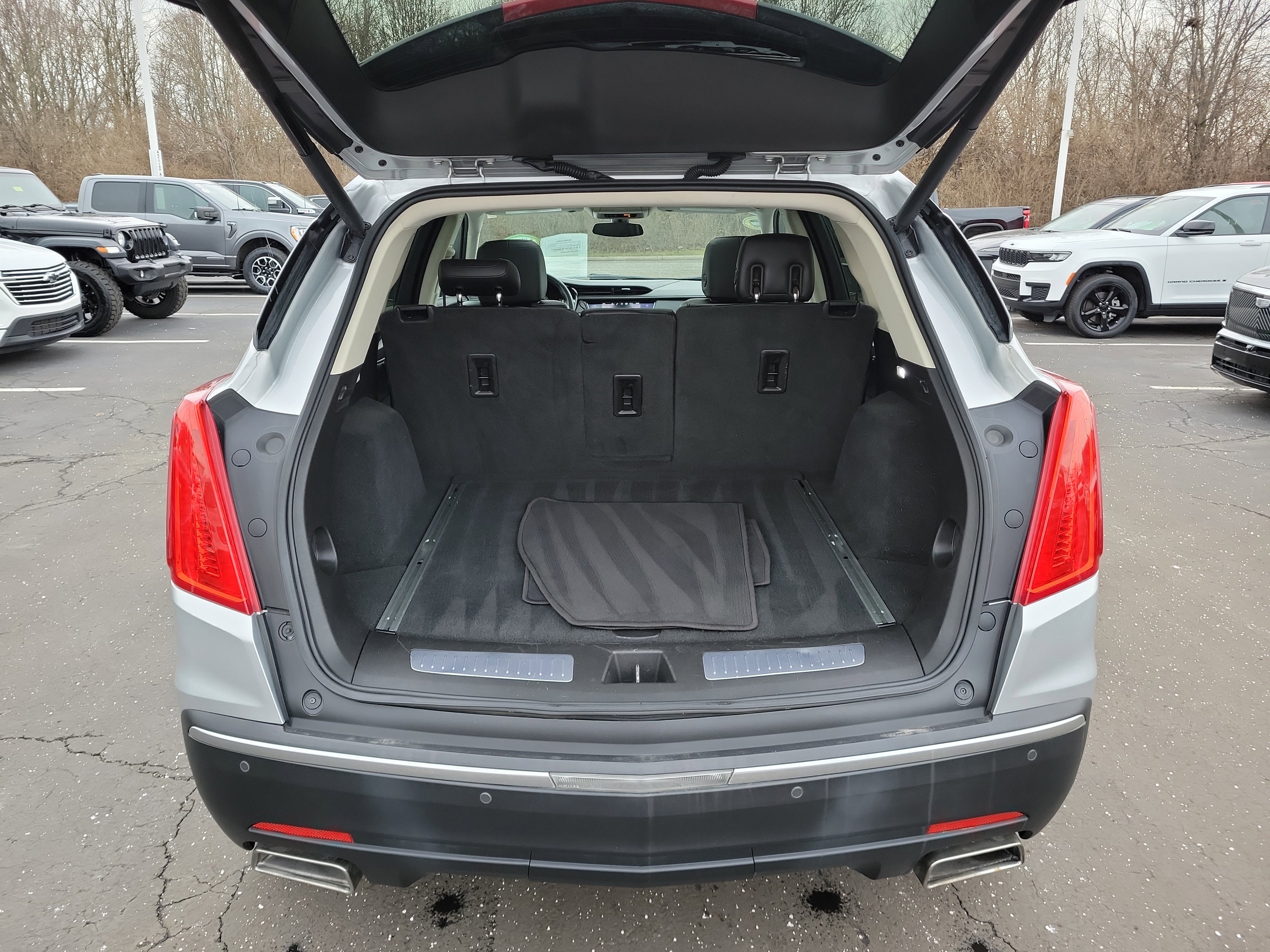 Used 2017 Cadillac XT5 Luxury image 30