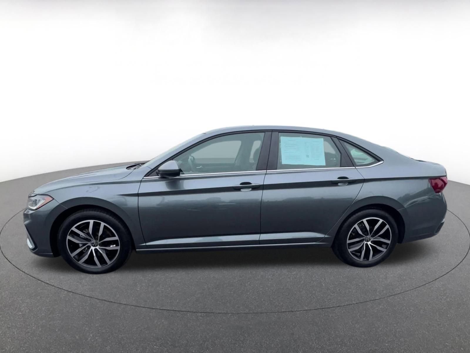 Used 2025 Volkswagen Jetta SE image 9
