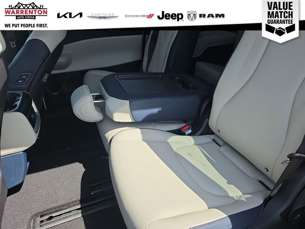 Certified 2025 Kia Carnival EX FWD image 10